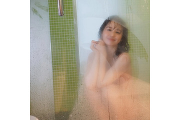 小池里奈、曇りガラス越しに“むっちり”美ボディ披露！「素敵過ぎる」「めちゃめちゃSexy」 画像