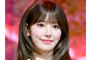 LE SSERAFIM・宮脇咲良、“胸元パックリ”キャミ姿で抜群スタイル披露！「レベチ」【PHOTO】 画像