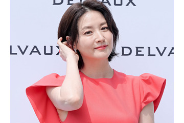 夫と毎日キスすると明かした女優イ・ヨンエ、32年ぶりに演劇出演中「来るたびに新しい姿をお見せする」 画像