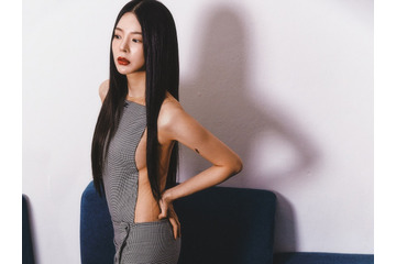 まさかのノーブラ&生肌コートで話題をかっさらった韓国歌手、“彼シャツ”のパンツレススタイルで魅了【PHOTO】 画像