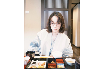 のん、眼鏡＆浴衣姿に「透けるように美しい」 温泉旅行の朝食ショットを公開 画像