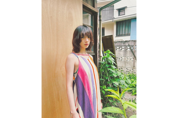 のん、古民家風の建物でキャミワンピを着こなし！ 「レトロぽっくていい」「昭和の風景に溶け込んでる」 画像