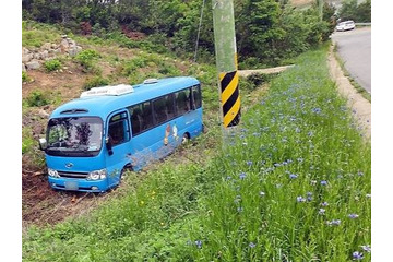 中学生ら24人を乗せた“体験学習バス”が事故…韓国・全羅南道で7人が軽傷 画像