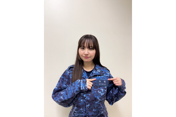 “青い迷彩姿”で誇らしげに！ 本郷柚巴、念願の『MAMOR』表紙に喜び綴る「すごく貴重な体験」 画像