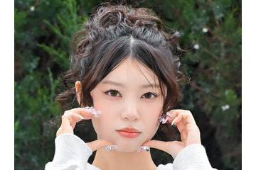 “日本人メンバー”ILLIT・モカ、重めの前髪ぱっつんロングが好評！「黒猫」のような一味違う雰囲気【PHOTO】 画像