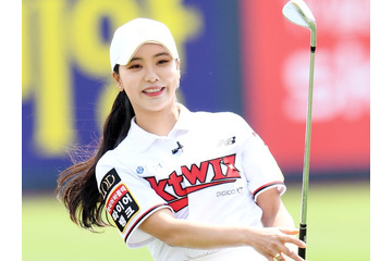 グリーンに映える美貌に釘付け…ミス・コリア出身の韓国女子ゴルファー、タイトなポロシャツ姿に反響【PHOTO】 画像