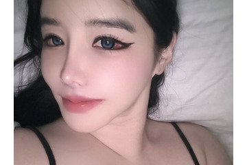 “顔面フィルター疑惑”を一蹴した韓国アイドル、キケンすぎるザックリドレス姿でファンの視線強奪！【PHOTO】 画像