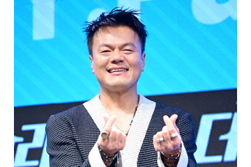 TWICEやNiziU生みの親パク・ジニョン（J.Y.Park）、“びしょ濡れフェス”にスケスケ衣装で出演？ 画像