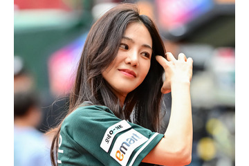 女優ハン・ジウン、美しいユニフォーム姿で“勝利の女神”に！野球愛あふれる特別な瞬間 画像