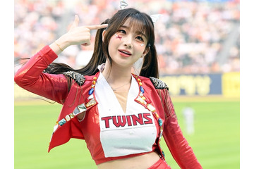 試合に集中できない…韓国プロ野球の20歳チアガール、キュートな“小悪魔”SHOTで観客を虜に【PHOTO】 画像