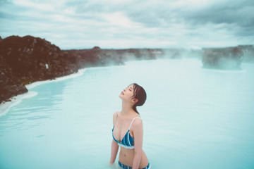 長濱ねる、8年ぶりの水着姿！ アイスランドの地熱温泉をうっとりと堪能 画像