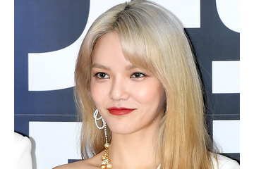 指を噛みながら上目遣い…10年にわたるいじめ問題で脱退した元K-POPアイドル、「艶っぽさ」アピール【PHOTO】 画像