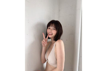 冴木柚葉、ベージュビキニで美肌見せ！『FLASH』オフショット公開 画像