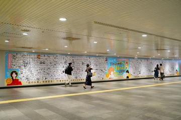 『凪のお暇』最終巻発売を記念した巨大広告が渋谷駅に登場! 既刊1,606ページをまるっと読める 画像