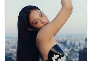 限界ギリギリ衣装から一転…BLACKPINKジェニー、“300時間手作業“で作られたアートな衣装で魅了 画像