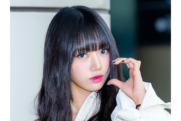 MEOVV・スイン、キュートなロングヘアにイメチェン！グレーの瞳で見つめる姿に「本物の子猫…？」【PHOTO】 画像