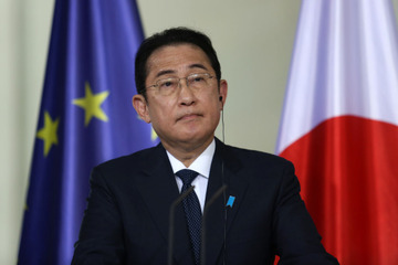 岸田前総理、満面の笑みでYouTube“銀の盾”を開封「実際の重さより大変重たいものを感じております」 画像