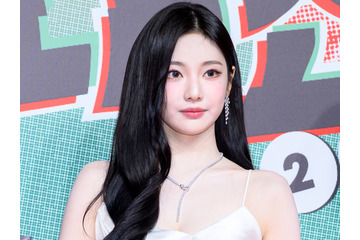 “ほぼ下着”衣装が話題を集めたaespa・ニンニン、胸元ざっくりドレスで大人な魅力全開！【PHOTO】 画像