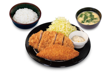 松のや、サクサク衣がたまらないサーモンフライが18日より販売開始！ 画像