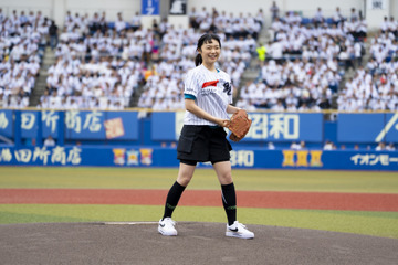 古川琴音、主演映画“ハナロク”の背番号で人生初始球式！「この空気を楽しみ尽くした」 画像