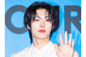 ATEEZ・ミンギ、「眼鏡×タイトシャツ」で“大人の色気”が限界突破！厚い胸板にファン釘付け【PHOTO】 画像