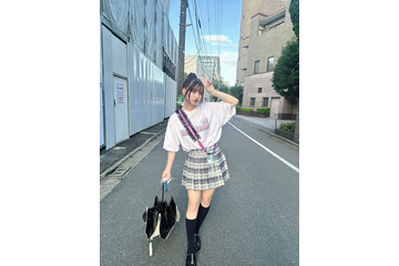 黒嵜菜々子、ミニスカ&ハイソックスの“JKコーデ”が可愛すぎる！ 画像