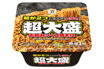 レギュラーサイズの“2倍の重量”「超大盛焼そば」が登場！全国のセブンイレブンで24日から発売 画像