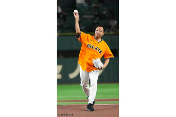 ナイツ、東京ドームの巨人×日本ハム戦で始球式に登場！ 塙「練習の成果が出ました」 画像