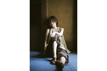 櫻坂46・的野美青、洋館で魅せる凛とした表情に釘付け！『B.L.T.8月号』の表紙を飾る 画像