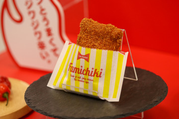 “ジワジワ辛い”は本当？ 明日発売の「ファミチキレッド」をいち早く実食！ 画像