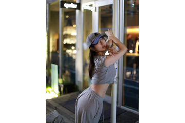 鈴木ふみ奈、へそだしカジュアルウエアでくびれアピール！大人可愛いネイルも大好評 画像