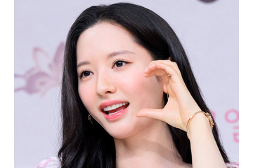ダイアン・津田もコメント！宇宙少女・ボナ、ルームウェア姿の美しすぎる寝そべり自撮り【PHOTO】 画像