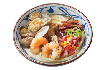 丸亀製麺、冷たいのど越しがたまらない「冷たーい旨塩うどん」など夏メニュー3種8日より販売 画像