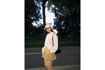 のん、ミニ丈パンツ×シャツで美脚あらわに！「足綺麗」「異次元のオシャレ」 画像