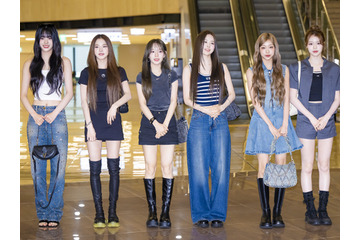 izna、夏らしい爽やかコーデで視線を独占！“ウマチュン”出演のため日本へ出国【PHOTO】 画像