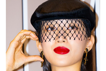 “ほぼ全部見えてる衣装”で話題に！『女神降臨』女優、愛らしさ全開のビハインドショット公開【PHOTO】 画像