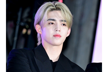 SEVENTEEN・エスクプス、“背中タトゥー”初公開でファン騒然…「狂わせにきてる」「かっこいい」と反響【PHOTO】 画像