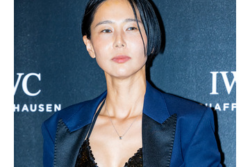 服それだけ？　“10億円ビルオーナー”の韓国女性芸人、超ミニで7月の暑さを吹き飛ばす 画像