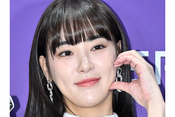 インナーはどこに？思い切った“素肌ジャケット”姿を堂々披露、韓国元アイドル女優の肉体が話題 画像