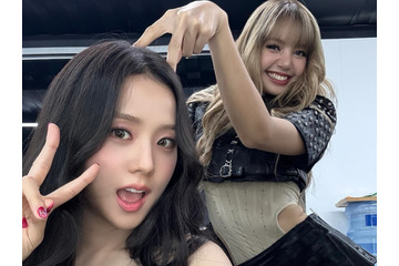 BLACKPINK・ジス、“短すぎる衣装”も似合う…約2年ぶりの完全体コンサートの裏側を公開【PHOTO】 画像