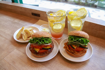 【実食】ジューシーな肉と夏野菜!フレッシュネスの“夏バーガー”は「味変」もおすすめ 画像