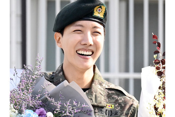 BTS・J-HOPEの美談が話題　兵役時代の「戦友」と笑顔で再会、除隊後1年ぶりに“古巣の部隊”訪問 画像