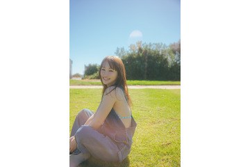 川栄李奈、オーバーオールから美肌＆水着チラ見せ！ 画像
