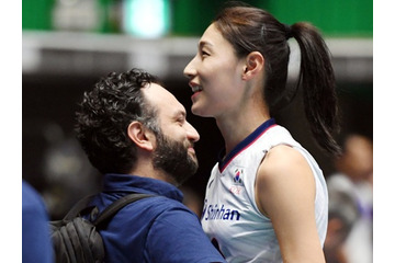 “バレー女帝”が日本に!? ポーランド代表監督とのアツい2ショット公開 画像