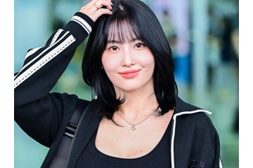 TWICE・モモ、真っ赤な衣装で圧倒的ボリューム感見せつける！堂々としたポーズが「最高」と絶賛【PHOTO】 画像