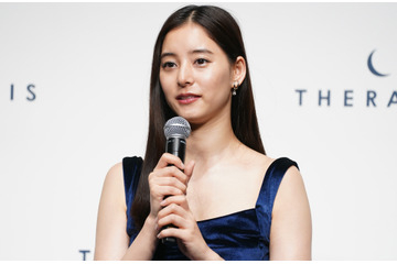 新木優子がボディライン際立つドレス姿で報道陣を魅了、挑戦したいのは「シュノーケリング」 画像
