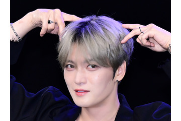ジェジュン、パンダのぬいぐるみを抱く可愛らしさ溢れる姿が話題「抱っこが手馴れてる」【PHOTO】 画像
