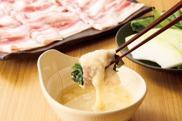 極み“とろろ”で楽しむ！夏野菜と厳選五種の旨みだしの『山形恵み豚しゃぶ』食べ放題が本日開始 画像