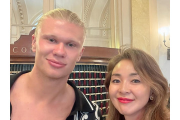 モデルのSHIHOが“世界的ストライカー”と対面！「かなり長身で気さくで紳士的」 夫は韓国格闘家 画像