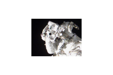スペースシャトル ディスカバリーの耐熱パネル点検に使われた撮影機材とは？ 画像